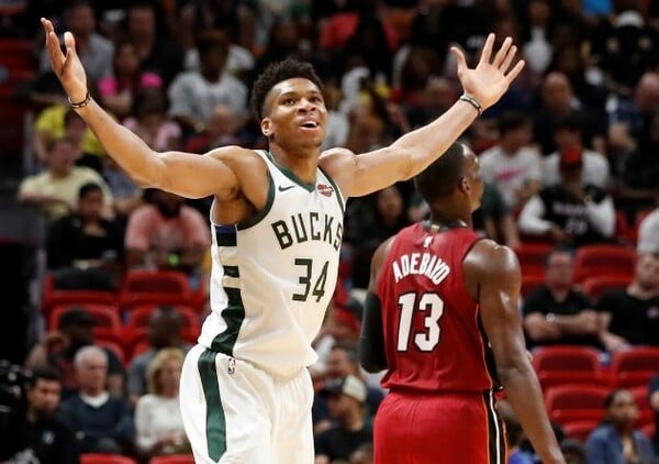 Forbes: «Ο Αντετοκούνμπο μετέτρεψε τους μικρούς Bucks σε διεθνές brand»