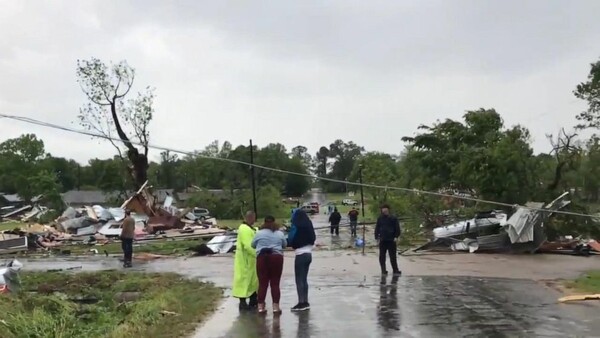 Σφοδροί ανεμοστρόβιλοι στον αμερικανικό Νότο - Δυο παιδιά έχασαν την ζωή τους