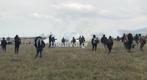 Πόλεμος με πέτρες και χημικά στα Διαβατά - Ένταση και επεισόδια στο κέντρο φιλοξενίας