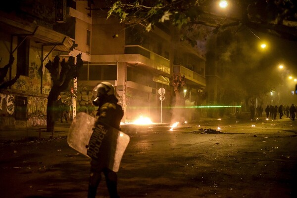 Επεισόδια με μολότοφ στα Εξάρχεια - Τραυματίστηκε αστυνομικός