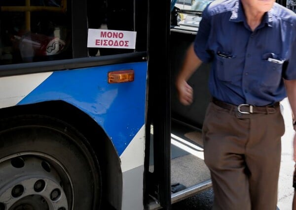 Μπαράζ επιθέσεων σε λεωφορεία και ακυρωτικά μηχανήματα - Σοβαρές υλικές ζημιές