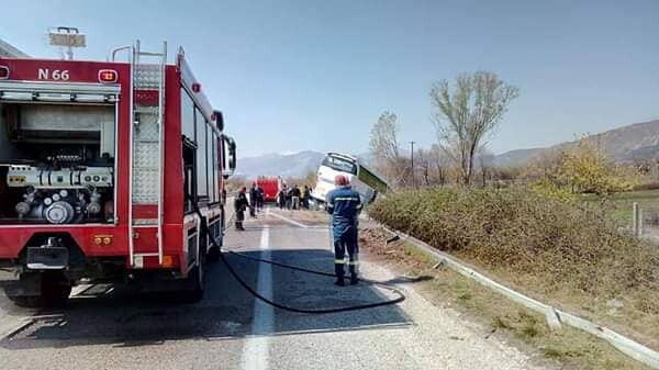 Τουριστικό λεωφορείο στην Κομοτηνή προσέκρουσε σε προστατευτικές μπάρες