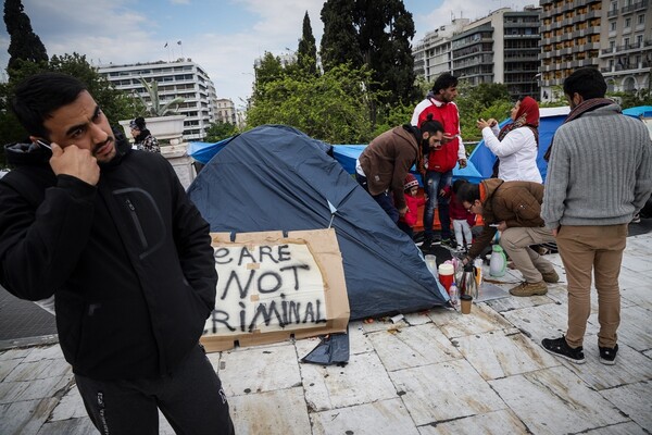 Βίτσας προς μετανάστες στο Σύνταγμα: Δημιουργείτε αρνητική εικόνα