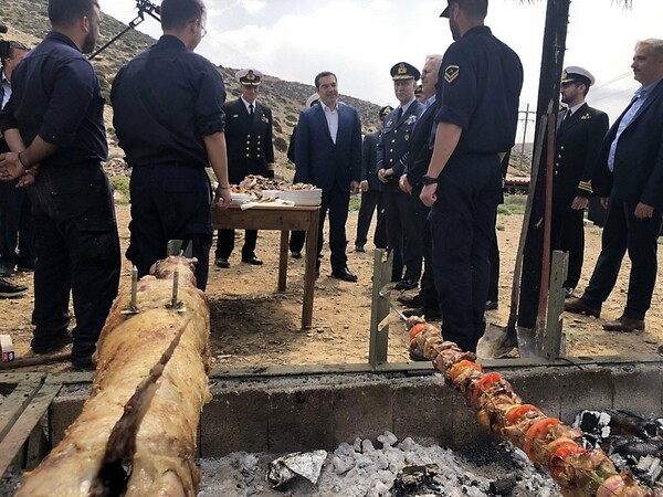 Στη ναυτική βάση Κιριαμαδίου για το Πάσχα ο Τσιπρας - «Η ανάσταση της οικονομίας να γίνει και στην καθημερινότητα των πολιτών»