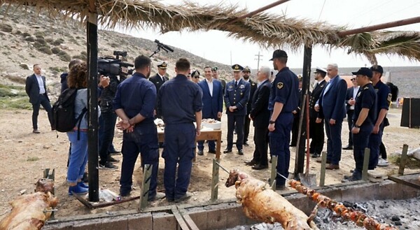 Στη ναυτική βάση Κιριαμαδίου για το Πάσχα ο Τσιπρας - «Η ανάσταση της οικονομίας να γίνει και στην καθημερινότητα των πολιτών»