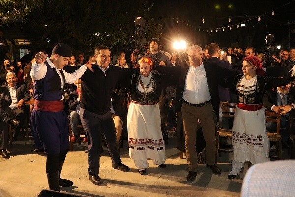 Ο Τσίπρας χόρεψε κρητικά μαζί με Πολάκη και Σπίρτζη στο Χουδέτσι