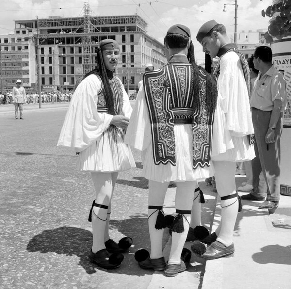 1958: Όταν επεκτεινόταν το ξενοδοχείο «Μεγάλη Βρετανία» προς την πλατεία Συντάγματος