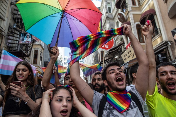 Βία και δακρυγόνα κατά του Pride στην Κωνσταντινούπολη