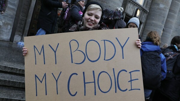 Οι εταιρείες κολοσσοί των ΗΠΑ παίρνουν θέση και στηρίζουν το δικαίωμα στην άμβλωση