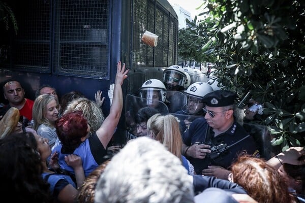 Καθαρίστριες του Δρομοκαΐτειου πέταξαν ψωμί στα ΜΑΤ - Ένταση και λιποθυμίες στην Ηρώδου Αττικού