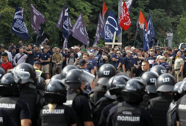 Χιλιάδες άνθρωποι στο Pride της Ουκρανίας, αλλά με έναν μικρό στρατό για προστασία από ακροδεξιούς