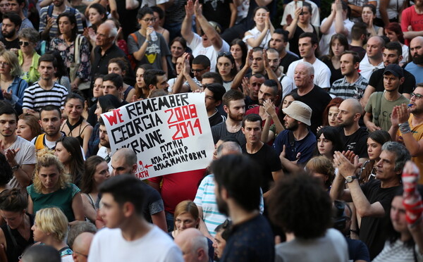 Χιλιάδες άνθρωποι στο Pride της Ουκρανίας, αλλά με έναν μικρό στρατό για προστασία από ακροδεξιούς