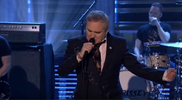 O Morrissey φόρεσε καρφίτσα ακροδεξιού βρετανικού κόμματος