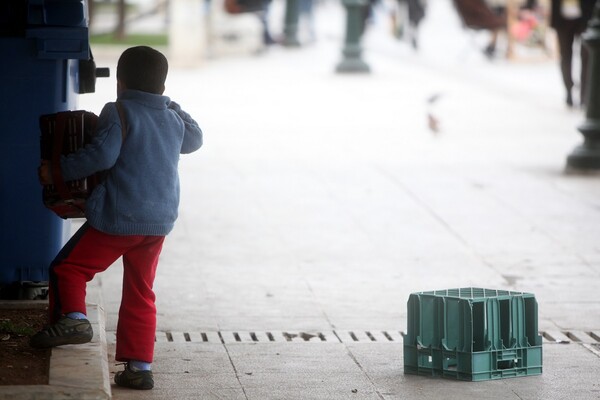 Στην Ελλάδα υπάρχουν παιδιά που δουλεύουν με αμοιβή ένα φρούτο