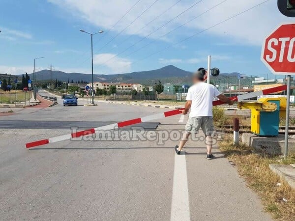 Λαμία: Ξήλωσαν τις μπάρες του προαστιακού γιατί ανεβοκατέβαιναν κάθε λεπτό