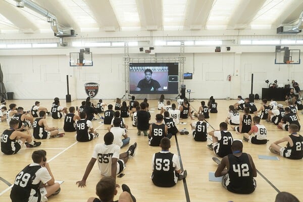 AntetokounBros Academy: Το ταξίδι του πρώτου χρόνου ολοκληρώθηκε με μια εντυπωσιακή τελετή