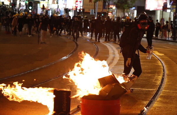 Χονγκ Κονγκ: Διαδηλωτές προσπάθησαν να αποκλείσουν την πρόσβαση στο αεροδρόμιο