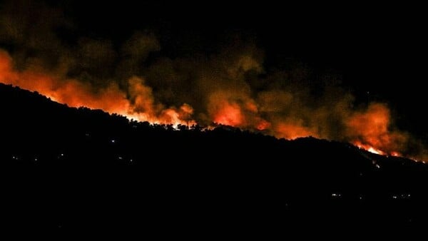 Φωτιά στην Εύβοια: Μάχη με τις φλόγες, εκκενώσεις χωριών και Πυροσβέστες απ' όλη την Ελλάδα στο μέτωπο