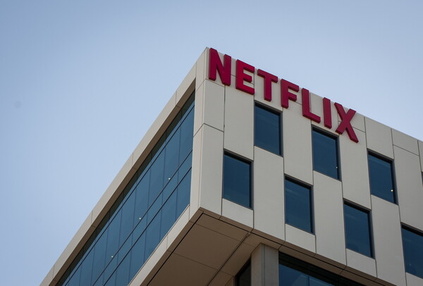 Το Netflix επενδύει 100 εκατ. δολάρια σε τράπεζες και επιχειρήσεις μαύρων