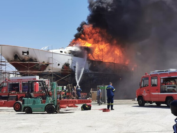 Σύρος: Φωτιά στο ναυπηγείο Ταρσανά - Θαλαμηγός καταστράφηκε μέσα σε λίγα λεπτά (ΒΙΝΤΕΟ)