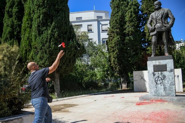 Συνεργεία του δήμου Αθηναίων καθάρισαν το άγαλμα του Τρούμαν