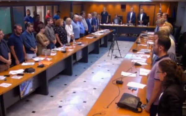 Δημοτικοί σύμβουλοι στο Ίλιον αρνήθηκαν να τηρήσουν ενός λεπτού σιγή για τον Παύλο Φύσσα