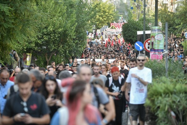 «Σιγά μην φοβηθώ»: Η Μάγδα Φύσσα και ένα τεράστιο πλήθος στην πορεία για τη δολοφονία του Παύλου Φύσσα