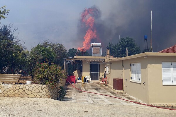 Εκτός ελέγχου η πυρκαγιά στην Ζάκυνθο - Ορατός από δορυφόρο ο καπνός