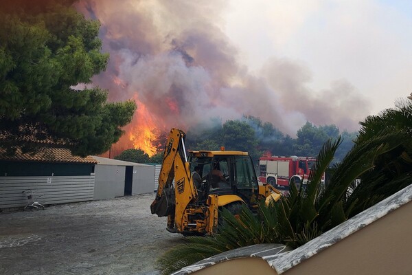 Εκτός ελέγχου η πυρκαγιά στην Ζάκυνθο - Ορατός από δορυφόρο ο καπνός