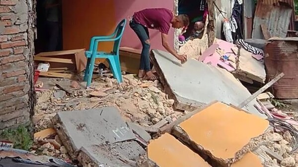 Ισχυρός σεισμός 6,5 Ρίχτερ στην Ινδονησία - Τουλάχιστον ένας νεκρός και ένας αγνοούμενος