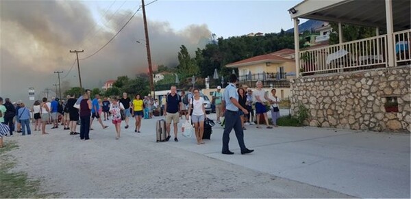 Πυρκαγιά στα Λουρδάτα Κεφαλονιάς: Εκκενώθηκαν ξενοδοχεία και τουριστικά καταλύματα