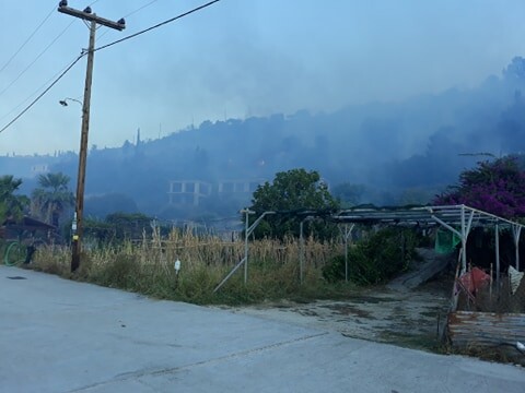 Πυρκαγιά στα Λουρδάτα Κεφαλονιάς: Εκκενώθηκαν ξενοδοχεία και τουριστικά καταλύματα