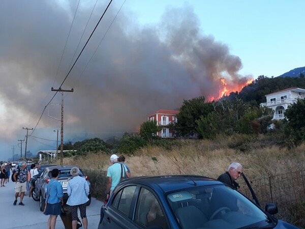 Πυρκαγιά στα Λουρδάτα Κεφαλονιάς: Εκκενώθηκαν ξενοδοχεία και τουριστικά καταλύματα