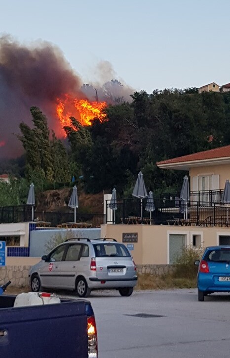 Πυρκαγιά στα Λουρδάτα Κεφαλονιάς: Εκκενώθηκαν ξενοδοχεία και τουριστικά καταλύματα