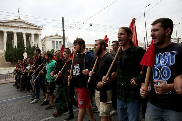 Ένταση με τις δυνάμεις των ΜΑΤ έξω από τη Βουλή στην πορεία των φοιτητών