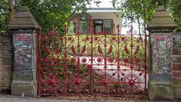 Για πρώτη φορά το διάσημο «Strawberry Field» των Beatles άνοιξε για το κοινό - Και δεν θα ξανακλείσει