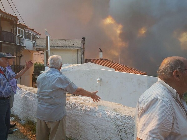 Εκτός ελέγχου η πυρκαγιά στην Ζάκυνθο - Ορατός από δορυφόρο ο καπνός