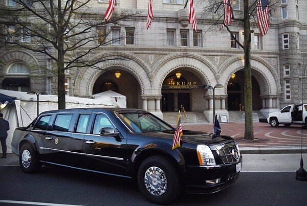 Οι Τραμπ σκέφτονται να πουλήσουν τo Trump Hotel στην Ουάσινγκτον