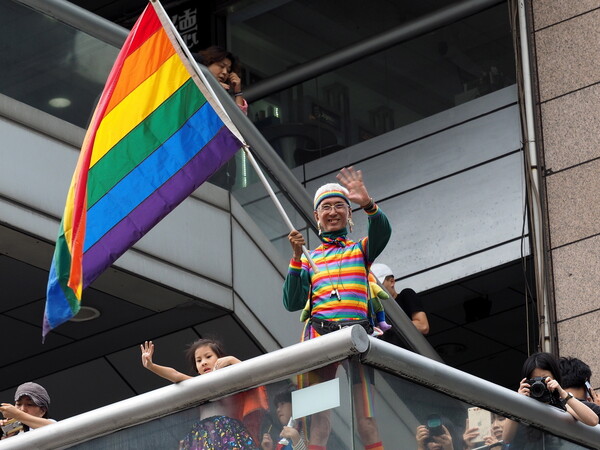 Φωτογραφίες από το τεράστιο Pride της Ταϊπέι - Χιλιάδες στους δρόμους γιορτάζουν την ισότητα και την ελευθερία