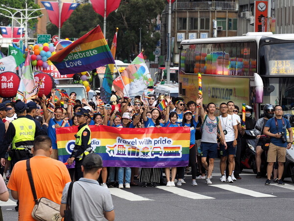 Φωτογραφίες από το τεράστιο Pride της Ταϊπέι - Χιλιάδες στους δρόμους γιορτάζουν την ισότητα και την ελευθερία