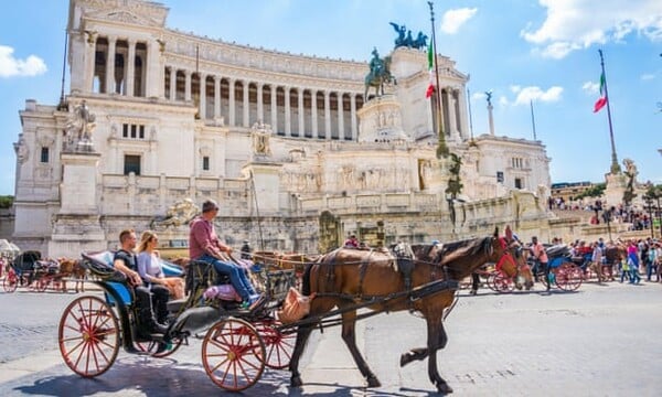 Πιέζουν τη Ρώμη να βάλει τέλος στα άλογα που σέρνουν άμαξες μετά την πτώση ζώου στο κέντρο της πόλης