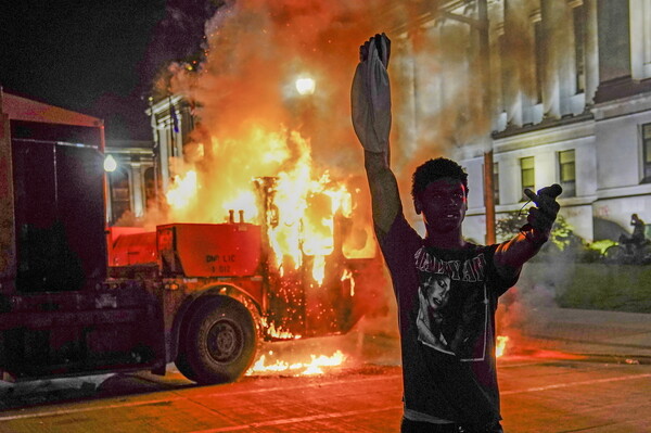 Νεκρός άντρας από σφαίρα στην Κενόσα - Συνεχίζονται οι διαδηλώσεις οργής