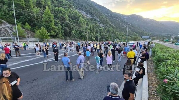 Έκλεισε η Αθηνών - Λαμίας: Διαμαρτυρία για την εγκατάσταση προσφύγων στα Καμένα Βούρλα