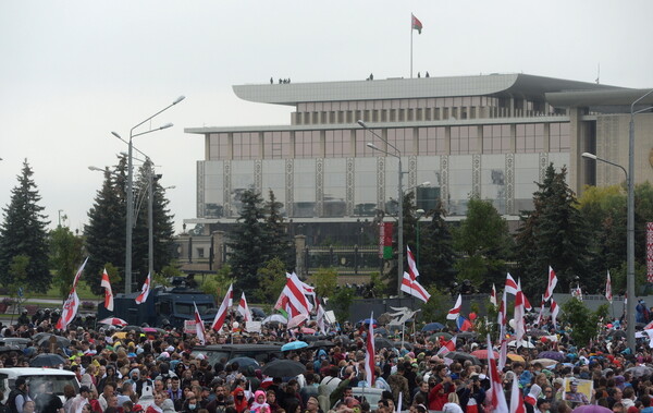 Λευκορωσία: 100.000 διαδηλωτές στο Μινσκ ζητούν την παραίτηση Λουκασένκο