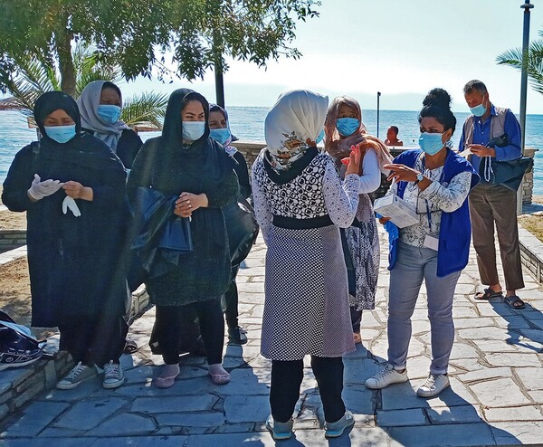 Πρόσφυγες και μετανάστες καθάρισαν παραλία στην Καβάλα όπου έκαναν μπάνιο το καλοκαίρι