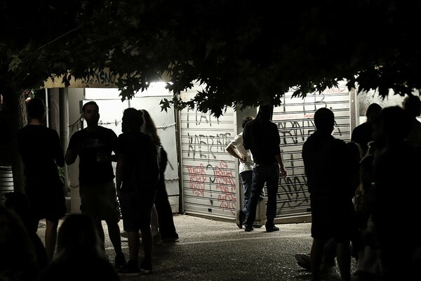 Ζωή κλειστή, σαν περίπτερο μετά τα μεσάνυχτα