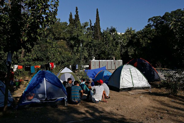 Στον Ελαιώνα, μακριά από κατοικημένη περιοχή μεταφέρουν τους πρόσφυγες από το Πεδίο του Άρεως