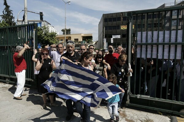 Μπήκαν στο ραδιομέγαρο οι εργαζόμενοι της ΕΡΤ