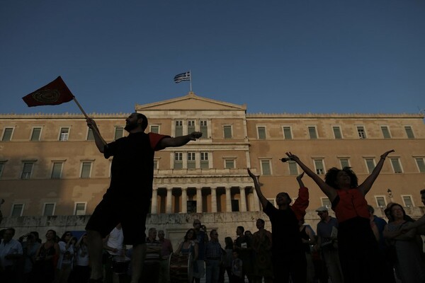 Συλλαλητήριο στο Σύνταγμα - Οι πολίτες παίρνουν τη διαπραγμάτευση στα χέρια τους