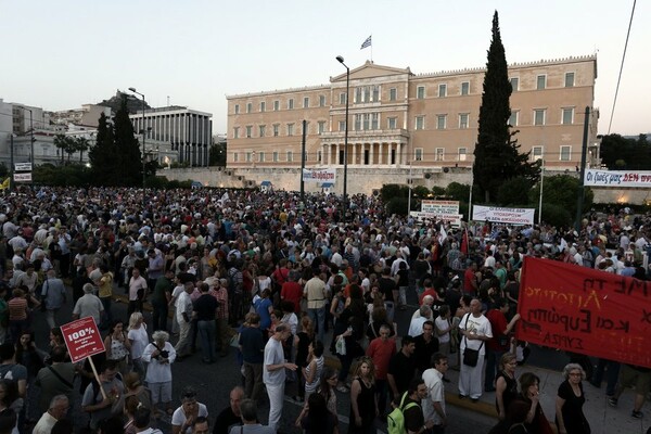 Συλλαλητήριο στο Σύνταγμα - Οι πολίτες παίρνουν τη διαπραγμάτευση στα χέρια τους